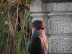  jeune fille contemplant la ville